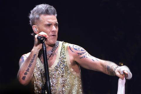 Auch nach 25 Jahren als Solo-Künstler immer noch ein ebenso überzeugter wie überzeugender Entertainer: Robbie Williams am Mittwoch beim ersten von zwei Konzerten in der Frankfurter Festhalle.
