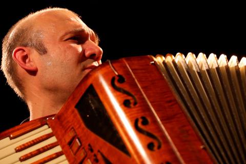 Martin Wagner rockt "Bruder Jakob": So könnte es beim Konzert seines Trios "Tango Transit" am Samstag in der Bessunger Knabenschule abgehen.  Foto: Tim Beikircher 