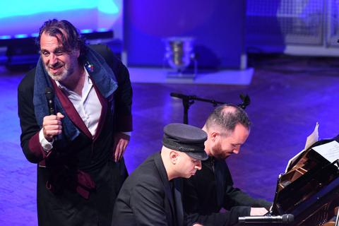 Gastgeber mit guter Laune: Chilly Gonzales beim Wiesbadener Konzert mit Malakoff Kowalski und Igor Levit (v. l.). Foto: A. Klostermann/RMF