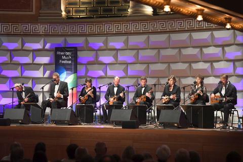 Das „Ukulele Orchestra of Great Britain“ spielt einen Mix aus Liedern von Amy Winehouse bis AC/DC. Foto: RMF/Ansgar Klostermann
