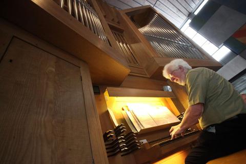 Die Dieburger Orgelmeile gibt es in diesem Jahr in einer verkleinerten Spezialausgabe. Zum Aufakt spielte in der Kirche St. Wolfgang der Organist Albert Schönberger zusammen mit zwei Trompetern. Foto: Karl-Heinz Bärtl