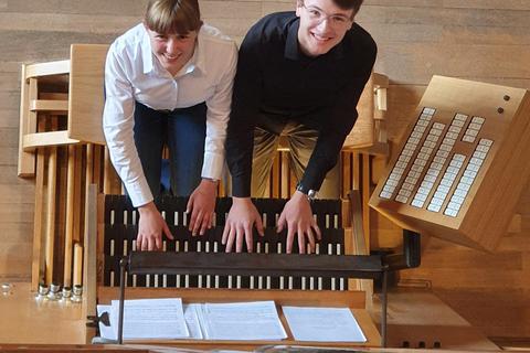 Nachwuchstalente auf der Orgelbank: Ineke Stockrahm und Finn Krug. Foto: Paulusgemeinde Darmstadt