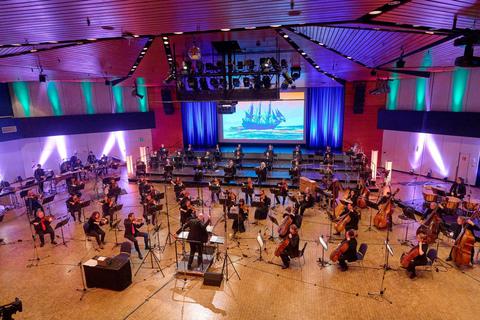 Großes Kino für die Ohren: Die Deutsche Philharmonie Merck bei ihrem Konzert in der Neu-Isenburger Hugenottenhalle.   Foto: Jochen Kratschmer 