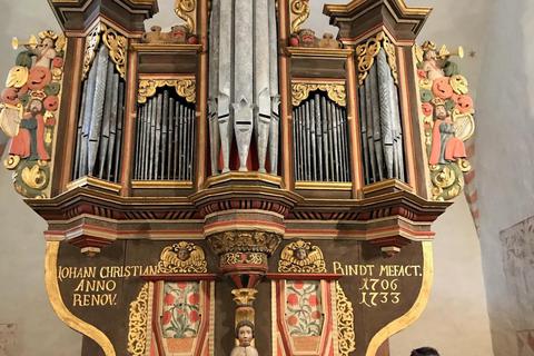Die Hatzfelder Orgel ist eine Schönheit und erklingt auch noch mit 315 Jahren. Dekanantskantor Johann Lieberkecht ist von der Klangstärke beeindruckt. Fotos: Regina Tauer