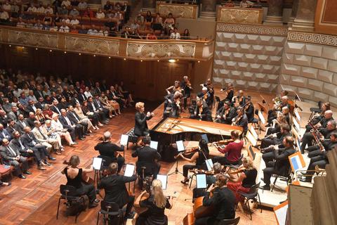 Der Pianist Jan Lisiecki mit dem Norwegian Chamber Orchestra im Kurhaus. Foto: Ansgar Klostermann