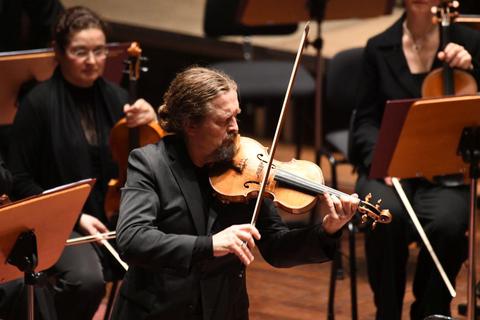 Der Geiger Christian Tetzlaff mit dem Konzerthausorchester Berlin im Wiesbadener Kurhaus. Foto: Ansgar Klostermann