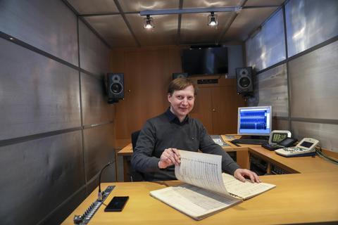 Der Umgang mit Partituren ist ihm so vertraut wie die Technik im Tonstudio: Olaf Mielke im Ü-Wagen der MBM-Musikproduktion, der neben dem Internationalen Musikinstitut parkt. Foto: Guido Schiek
