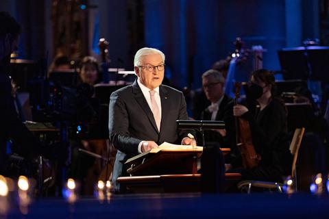 Der Bundespräsident Frank-Walter Steinmeier liest in der Stadtkirche die Weihnachtsgeschichte. Foto: Jana Kay/ZDF