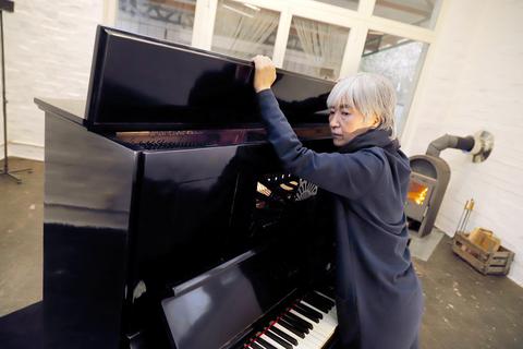 Die von Makiko Nishikaze (Foto) für das Darmstädter Atelier Siegele erarbeitete Raumkomposition „The Living Piano“ gibt es zunächst als nur Video. Foto: Andreas Kelm