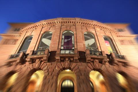 Mit dem Carl-Zuckmayer-Arbeitsstipendium ist für Autorinnen und Autoren auch die Gelegenheit zu einer Lesung sowie eventuell späteren Uraufführung ihres Stücks am Mainzer Staatstheater verbunden.