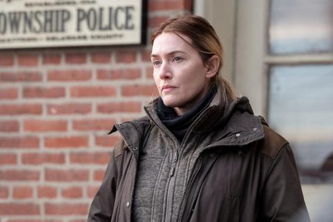 Kate Winslet als Kleinstadtpolizistin Mare Sheehan in einer Szene aus „Mare of Easttown“. Foto: HBO/Sky/dpa
