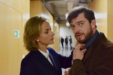 Dr. Aline Schilling (Claudia Michelsen) versucht, Martin Behrens (Ronald Zehrfeld) aus der Schusslinie zu bringen. Foto: Bernd Schuller/ZDF