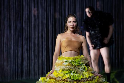Sybille Weiser als Dionysos, Matze Vogel als Pentheus in den "Bakchen" am Staatstheater Wiesbaden.