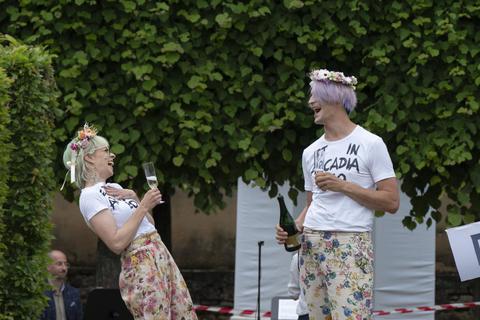 Party im Prinz-Georg-Garten: Cathrin Lange und David Pichlmaier proben gemeinsam für die Graupner-Premiere des Staatstheaters am 17. Juni. Foto: Nils Heck