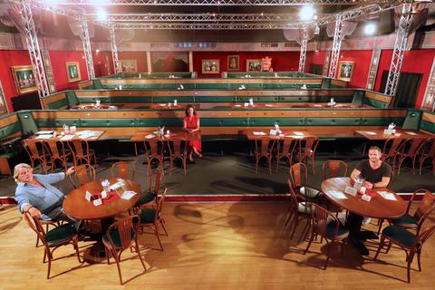 Die Zahl der Plätze in der Bessunger Comedy Hall ist ausgedünnt: Roland Hotz (von links), Lidija Zambelli und Felix Hotz empfangen ab 31. August wieder Gäste.  Foto: A. Kelm 