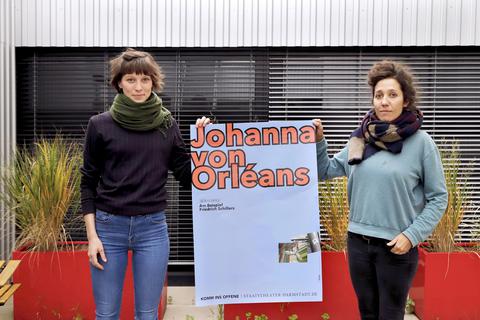Tragende Rollen für Schiller: Anabel Möbius (links) spielt Johanna, Claudia Bossard führt Regie. Foto: Andreas Kelm