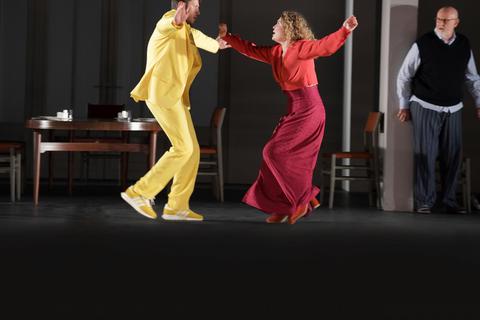 Auch die farbenfrohen Outfits von Papageno (Danylo Matviienko)  und Papagena (Karolina Bengtsson) retten die Inszenierung nicht. Foto: Barbara Aumüller