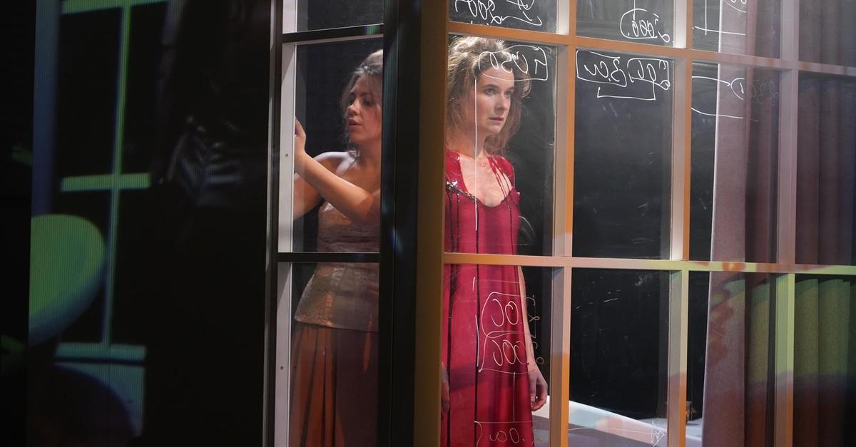 Medea Rocks Fall Zwei Frauen, eine Frage: Wieso? „Der Fall Medea” in Wiesbaden