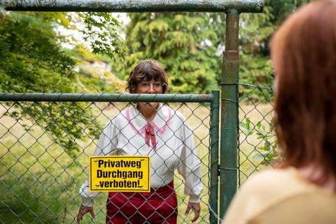 Finale am Gartenzaun: Janna Wyck und Anne-Roos Lieven in der letzten Szene von „Sisterhood“. Foto: Benjamin Weber