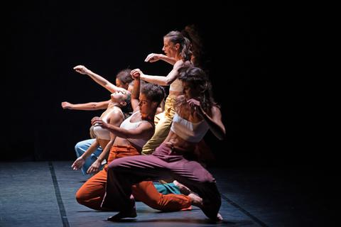 Die Choreografie „Sur tes épaules“ (auf Deutsch: „Auf deinen Schultern“) der französischen Gruppe „La Baraka” hat die vierte Ausgabe des tanzmainz-Festivals eröffnet.