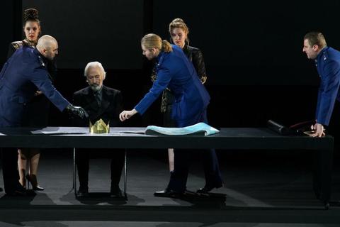 Mit der Macht wird der Respekt verloren gehen: Die Schwiegersöhne greifen nach der Krone, die die beiden Töchter Lears (Nicolas Brieger, sitzend) von ihrem Vater erben. Foto: Monika & Karl Forster