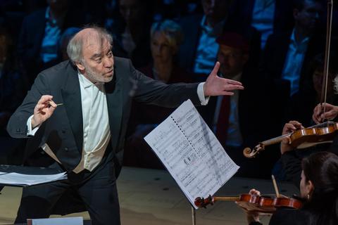 Der russische Dirigent Waleri Gergijew wegen seiner Nähe zu Putin in der Kritik. Vielerorts wurden Engagements beendet, zudem wurde er als Dirigent der Münchner Philharmoniker entlassen. Foto: dpa