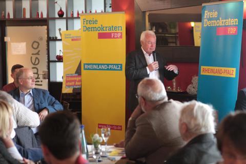 Hauptsache demokratisch wählen – so plädiert der FDP-Politiker Wolfgang Kubicki im Restaurant Calimero. Foto: BilderKartell/Axel Schmitz