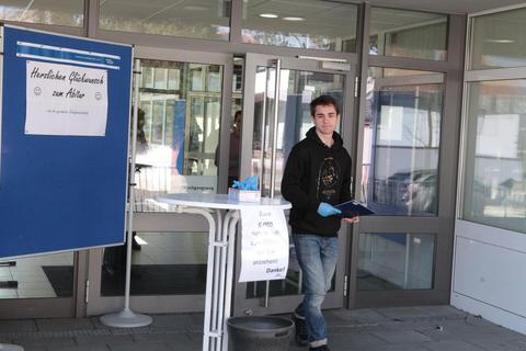 Abiturzeugnis und Gummihandschuhe – für Röka-Schüler endet am Freitag ein Lebensabschnitt auf kuriose Weise. Foto: BK/Schmitz