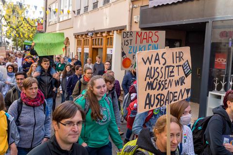Auch in Alzey gingen in der jüngeren Vergangenheit vorwiegend junge Menschen auf die Straße, um für mehr Klimaschutz zu demonstrieren. Archivfoto: BilderKartell/Carsten Selak