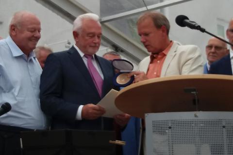 Bürgermeister Christoph Burkhard (r.) überreicht Urkunde und Scheuplakette an Wolfgang Kubicki (M.). Foto: Gabi Burkhard