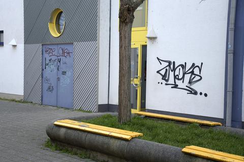 Graffiti-Schmierereien gibt es an und rund um die Martin-Luther-King-Grundschule samt Turnhalle. 