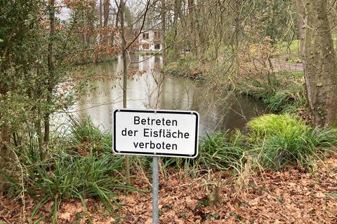 Am See im Schlosspark warnen Schilder noch vor dem Betreten der Eisfläche. Ausschließen kann man so ein Wetterereignis natürlich im März noch nicht.