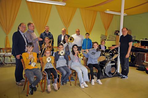 Abteilungsleiter Andreas Pichl (r.), Vorsitzender Thomas Gaul (hinten 3.v.r.) und der musikalische Leiter Keith Fulcher (hinten 2.v.l.) erläutern Präsident Albert Knodel vom Rotaryclub Kreuznach-Nahetal (li.) und seinen Vorstandskollegen David Ehrhard und Steffen Stegherr das Konzept der Nachwuchsförderung im Spielmanns- und Fanfarenzug der Schuppesser. Heidi Sturm
