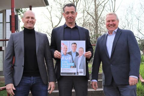 Beigeordneter Markus Schlosser, Oberbürgermeister Emanuel Letz und Bürgermeister Thomas Blechschmidt werben mit dem individuellen Plakat für eine saubere Stadt. Foto: Stadt Bad Kreuznach