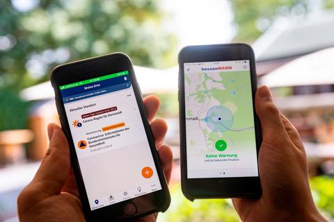 Links Nina, die Warn-App des Bundes, rechts HessenWarn vom Land. Letztere hat am Wochenende erst spät die Waldbrandfolgen für Darmstadt gemeldet.  Foto: Sascha Lotz