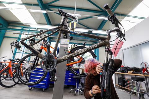 Die Fahrräder von Cucuma in Darmstadt verkaufen sich gut. Aber die Beschaffung der Teile ist sehr aufwendig. Foto: Guido Schiek