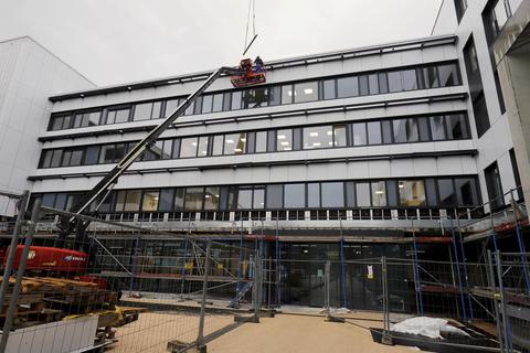 Blick auf den künftigen neuen Eingang des Zentralen Neubaus auf dem Klinikum-Campus an der Grafenstraße. Archivfoto: Andreas Kelm