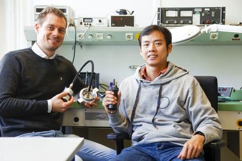 Christopher Dörner und Tri-Duc Nghiem und einige ihrer Sensoren, mit denen sie den Wasserdruck messen. Foto: Guido Schiek