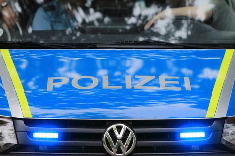 ARCHIV - 13.06.2015, Sachsen-Anhalt, Magdeburg: Ein Fahrzeug der Polizei ist im Einsatz. Sachsens Polizei fährt mehrere Hundert von Manipulation betroffene Dieselautos aus dem VW-Konzern. Der Freistaat stellt dennoch keine Schadenersatzforderung. (zu dpa «Sachsen verzichtet im Dieselskandal auf Klage gegen VW-Konzern» vom 15.01.2019) Foto: Jens Wolf/dpa-Zentralbild/dpa +++ dpa-Bildfunk +++