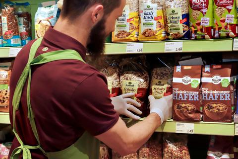 Supermärkte wie der Alnatura-Markt in der Darmstädter Rheinstraße haben in diesen Zeiten einen erhöhten Personalbedarf, um die Regale füllen zu können.  Foto: Andreas Kelm 