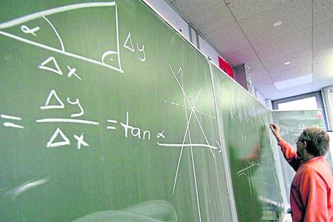 Lehrkräfte in mathematisch-naturwissenschaftlichen Fächern sind gefragt – ebenso Förder- und Grundschullehrer. Das liegt schon daran, dass die Zahl an Schülern mittelfristig weiter ansteigen wird.  Foto: dpa