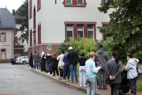 Schutzimpfen ohne Anmeldung: Dafür standen Eberstädter schon vor dem Start Schlange am ehemaligen Klinikum.                  Foto: Karl-Heinz Bärtl 