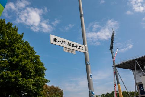 Der Dr.-Karl-Hess-Platz befindet vor dem Böllenfalltor-Stadion und der -Halle. Eine Tafel erinnert an den ehem. Vorsitzenden des SV Darmstadt 98. 