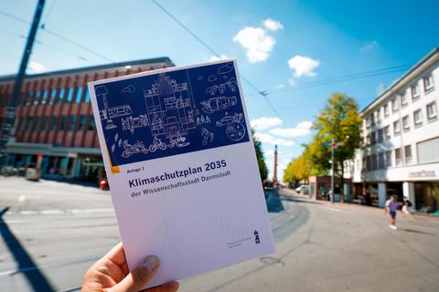 Auf 74 Seiten erläutert der Klimaschutzplan, wie Darmstadt bis 2035 Treibhausgas-neutral werden muss. Foto: Guido Schiek 