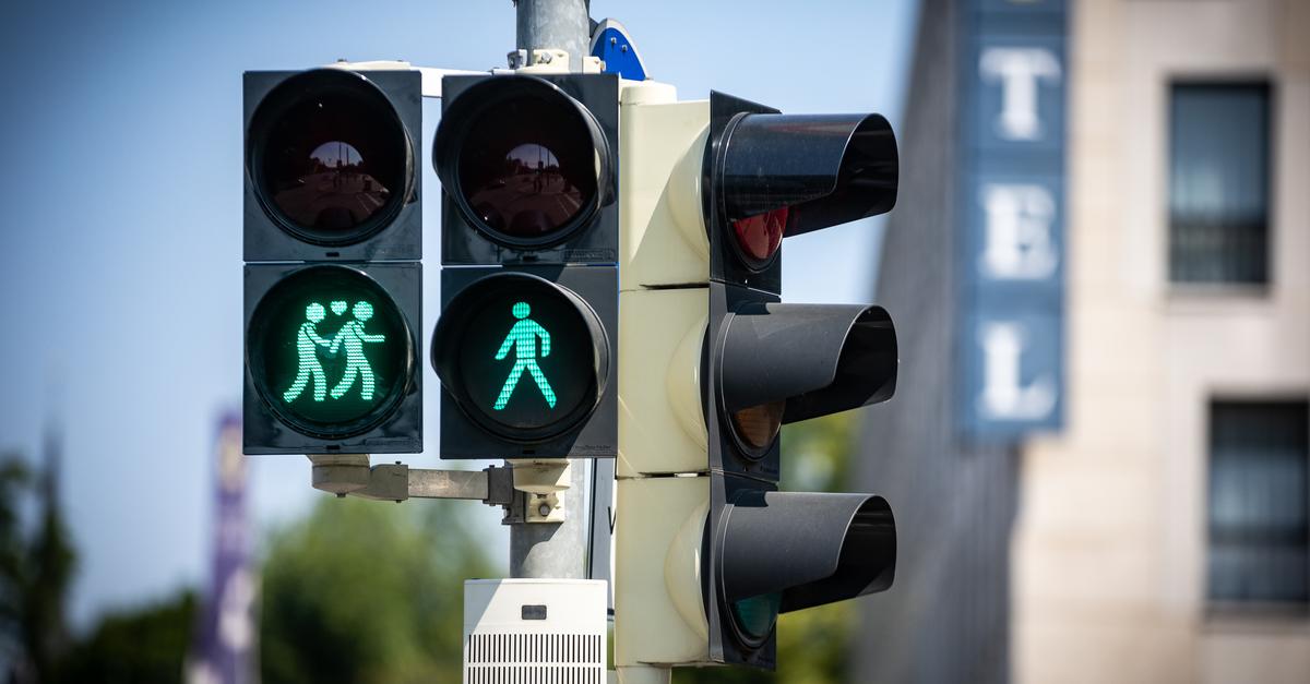 Stadtrat Fühlt Sich Gestört Queere Ampelpärchen Landen Vor Gericht - idld062