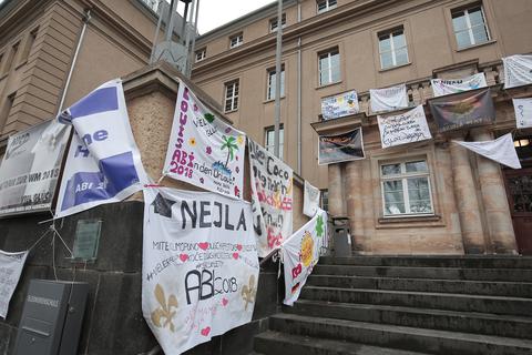 So schön wird’s nie wieder – zumindest nicht 2021: Abi-Mutmach-Banner flattern vor der Darmstädter Eleonorenschule. Archivfoto: Guido Schiek