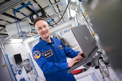 Matthias Maurer, ESA-Astronaut, steht in einem Modell des Columbus-Moduls der Internationalen Raumstation ISS. Foto: Federico Gambarini/dpa