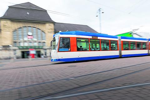 Eine Tram am Darmstädter Hauptbahnhof.