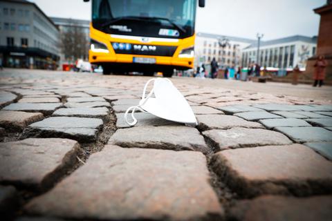 Die Maskenpflicht fä¤llt am 2. Februar bundesweit und damit auch in Darmstadts Bussen und Bahnen wie hier auf dem Luisenplatz. 