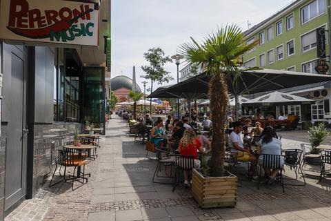 Auch auf der Wilhelminenstraße nutzen Gastronomen die Möglichkeit der Außenbewirtung. Foto: Guido Schiek